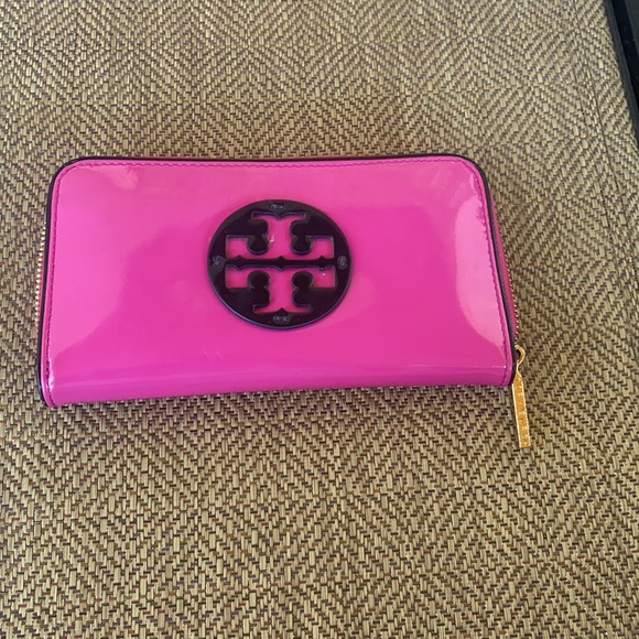 Tory Burch wallet zipper has no pull other then that it in Guc. Minor scratch - Picture 4 of 6